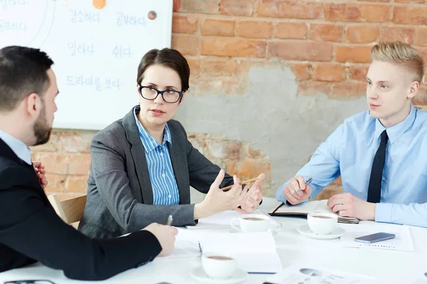 Mensen Uit Het Bedrijfsleven Oplossen Van Problemen Tijdens Bijeenkomst — Stockfoto