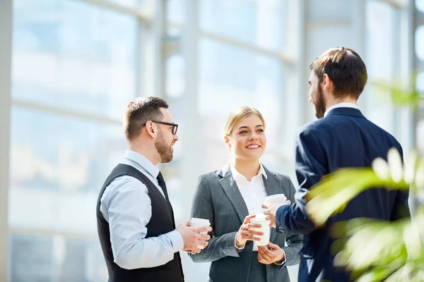 Business Team Parlare Durante Pausa Caffè — Foto Stock