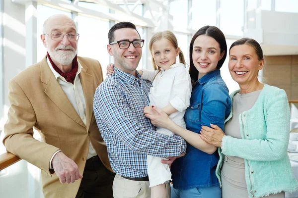 Senior Och Unga Par Och Liten Flicka Tittar Kameran — Stockfoto