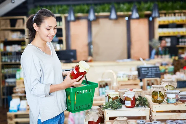 Совершение покупок в супермаркете органических продуктов — стоковое фото