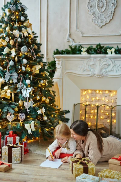 Oma Kleindochter Liggend Vloer Door Open Haard Ingerichte Firtree Xmas — Stockfoto