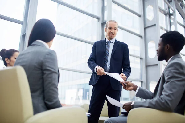 Zakenman Contract Kopieën Geven Aan Zijn Partners Tijdens Onderhandelingen — Stockfoto