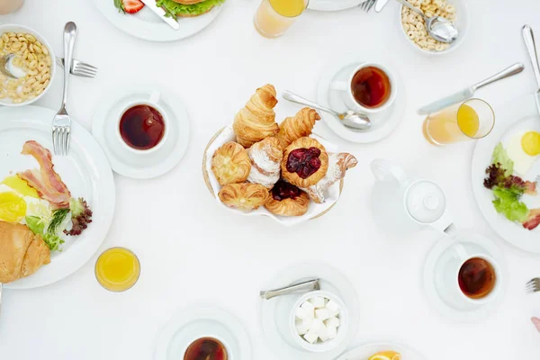 な食べ物や飲み物と提供のテーブルのビュー — ストック写真