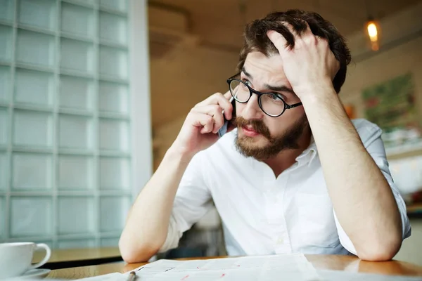 Hombre Joven Ansioso Hablando Con Empleador Teléfono Inteligente Mientras Busca —  Fotos de Stock