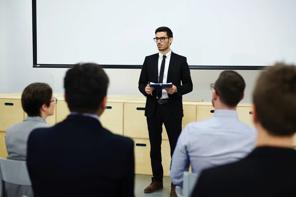 Unga Talare Kostym Står Vid Whiteboard Och Att Göra Rapporten — Stockfoto