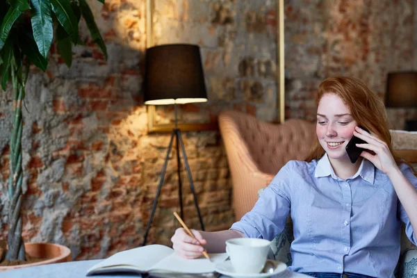 Affärskvinna Talar Smartphone Café Och Att Göra Anteckningar Anteckningsboken — Stockfoto