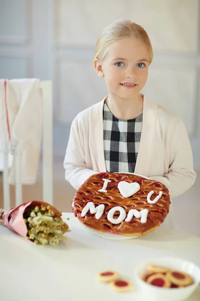 Bella Ragazza Che Tiene Torta Forno Sua Madre — Foto Stock