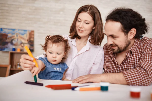 Glückliche Familie spielt mit Kind zu Hause — Stockfoto
