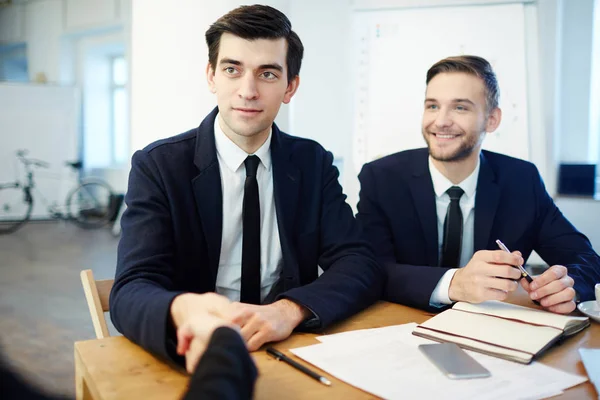 Feliz Apretón Manos Del Líder Con Nuevo Socio Empleado — Foto de Stock