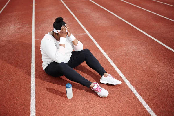 Koşu Parkuru Başını Ellerini Oturup Spor Içinde Hayal Kırıklığına Kilolu — Stok fotoğraf
