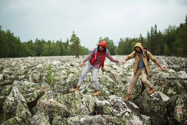 Jovens Turistas Descendo Grandes Pedras Enquanto Caminham — Fotografia de Stock