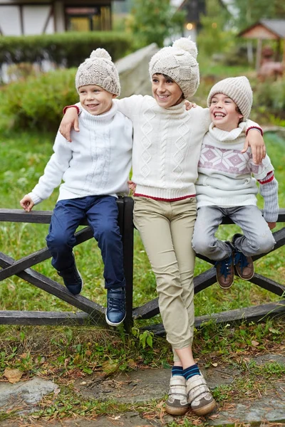 Three Boys Sitting Fence Park — Stock Photo, Image