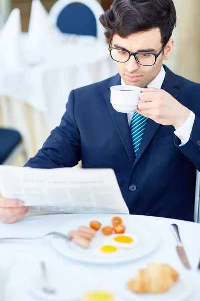 Serious Man Suit Reading Latest News While Drinking Tea Coffee — Stock Photo, Image