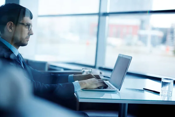 사무실 책상에 안경에 집중된 사업가 프로필 노트북에 파트너를 편지를 — 스톡 사진