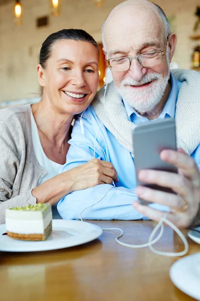 Idosos Com Smartphone Assistindo Vídeo Rede — Fotografia de Stock