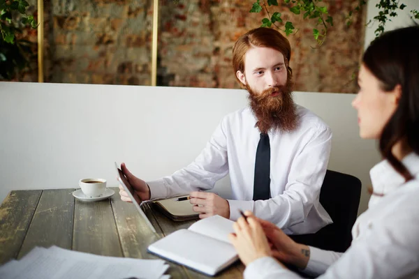 Självsäker Analytiker Expalining Hans Kollega Online Data Vid Möte — Stockfoto