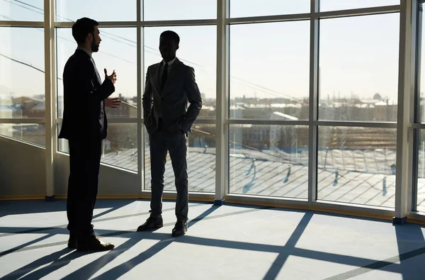Επικοινωνία Επιχειρηματίες Που Στέκεται Από Παράθυρο Του Γραφείου Ηλιόλουστη Ημέρα — Φωτογραφία Αρχείου