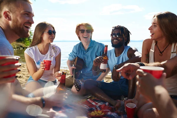 Cirkel Van Gelukkige Jonge Mensen Met Drankjes Genieten Van Strand — Stockfoto