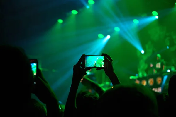 Gadget Moderno Realizada Pelo Concerto Pop Gravação Humana — Fotografia de Stock