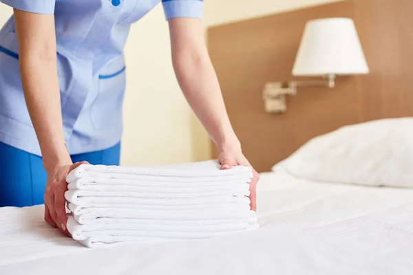 Chambermaid Holding Clean White Towels — Stock Photo, Image