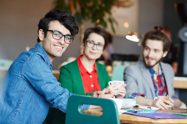 Porträtt Tre Kreativa Människor Klädda Business Casual Arbetar Vid Bordet — Stockfoto