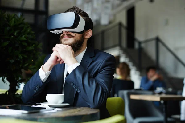 Empresário Com Fone Ouvido Realidade Virtual Desfrutando Vídeo Enquanto Passa — Fotografia de Stock