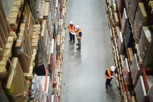 Vista Acima Grupo Trabalhadores Armazém Corredor Entre Fileiras Prateleiras Altas — Fotografia de Stock