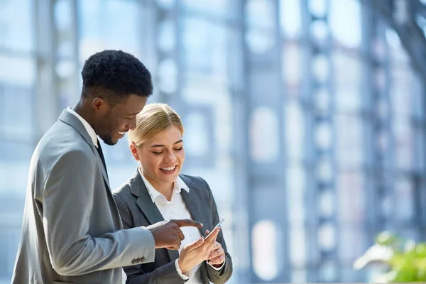 Zakenman Met Zijn Collega Nieuwsgierig Bericht Smartphone — Stockfoto