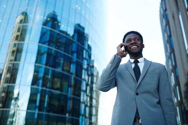 Especialista Feliz Hablando Por Teléfono Móvil Aire Libre — Foto de Stock