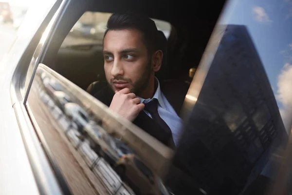 Retrato Belo Empresário Oriente Médio Montando Banco Trás Carro Olhando — Fotografia de Stock