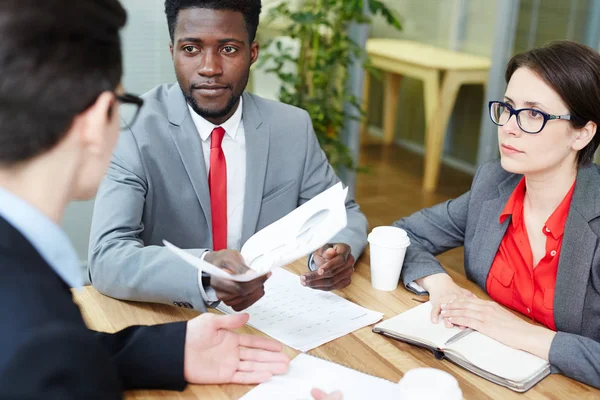 Affärspartners Diskutera Kontrakt Och Finansiella Papper Vid Informationsmöte — Stockfoto