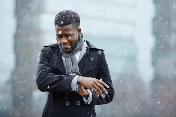 Homem Afro Americano Olhando Para Flocos Neve Manga Seu Casaco — Fotografia de Stock