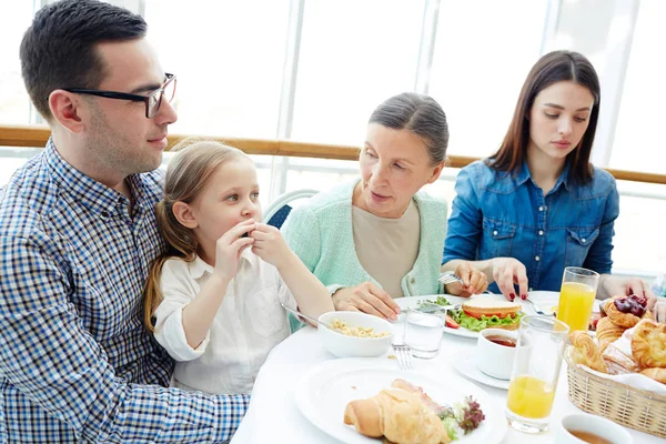 若いカップルは 彼らの娘と夕食のテーブルで座っている熟女 — ストック写真