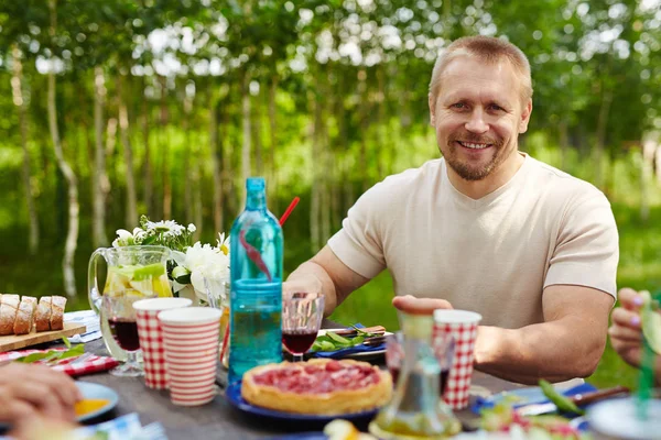 Smiley Ung Man Tittar Kameran Middagsbordet — Stockfoto