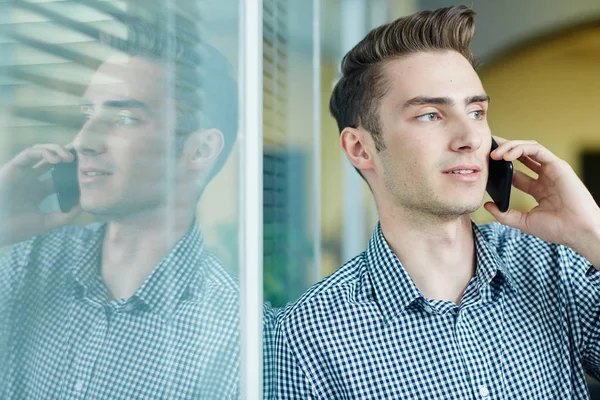 Cabeza Hombros Retrato Joven Diseñador Guapo Con Corte Pelo Elegante —  Fotos de Stock