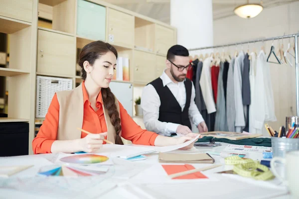 Trabajo en estudio de sastrería — Foto de Stock