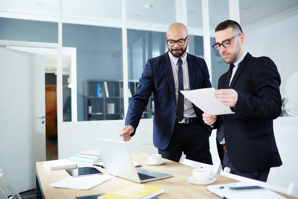 Commercianti Che Analizzano Dati Documenti Online Ufficio — Foto Stock