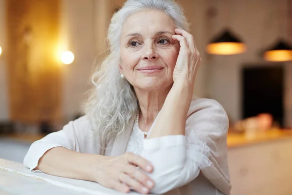 Serene Kvinna Avkopplande Café Fritid — Stockfoto