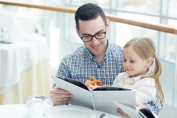 Junger Mann Und Seine Tochter Blättern Café Durch Speisekarte — Stockfoto