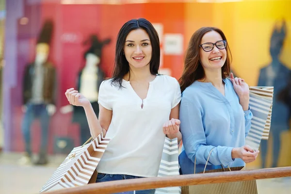 Zorgeloos shoppers — Stockfoto