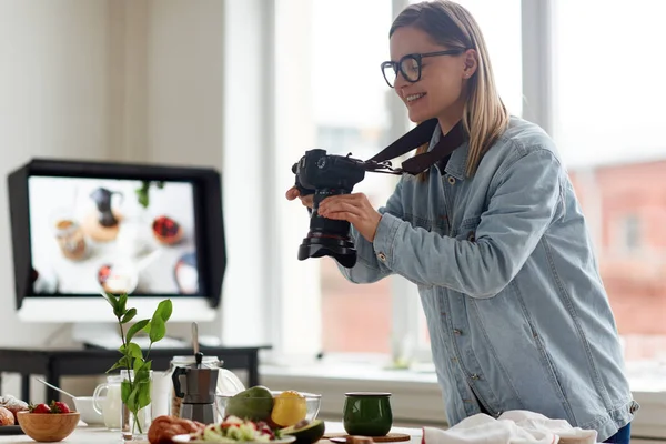 Self Employed Food Photographer Shooting Served Table Studio — Stock Photo, Image