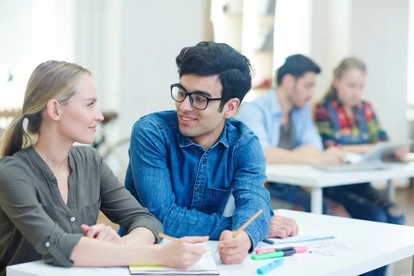 Creativa Joven Pareja Teniendo Charla Lección —  Fotos de Stock