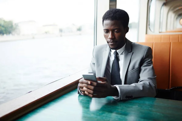 Retrato Cintura Del Gerente Afroamericano Confiado Traje Clásico Enviando Mensajes —  Fotos de Stock