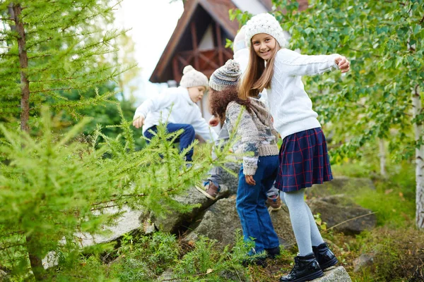 Carino Studenti Della Scuola Privata Facendo Loro Strada Attraverso Pietre — Foto Stock