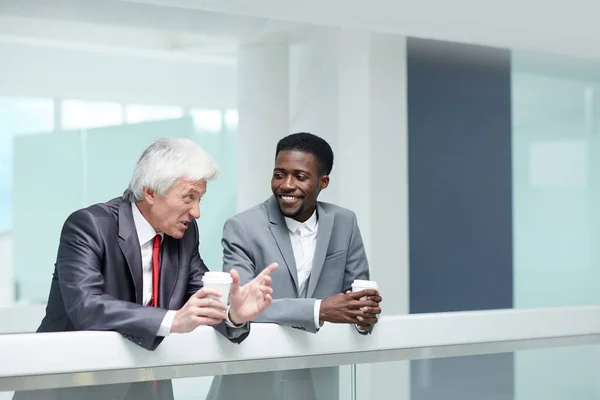 Multiethnisches Team Von Managern Anzügen Bei Informellen Projektgesprächen Der Modernen — Stockfoto