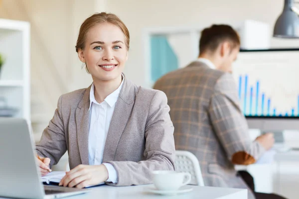 Glückliche Geschäftsfrau Macht Sich Notizen Arbeitstagebuch Mit Ihrem Kollegen Hintergrund — Stockfoto