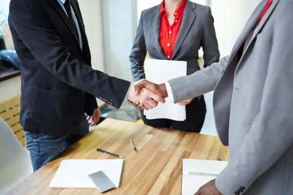 Úspěšné Obchodní Partnery Handshaking Podpisu Smlouvy — Stock fotografie