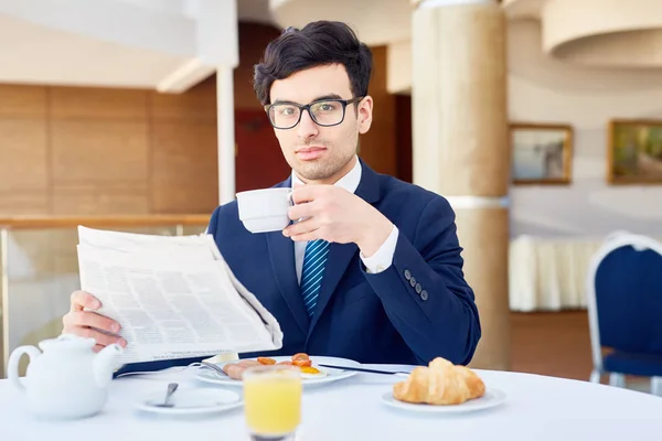 Broker Professionista Lettura Notizie Finanziarie Colazione — Foto Stock