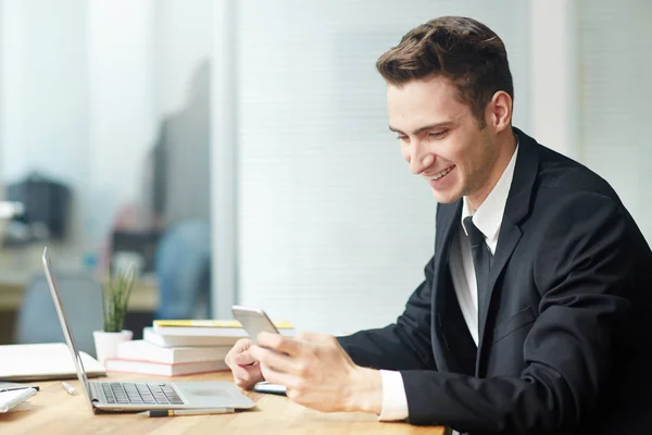 Vista Perfil Sonriente Joven Trabajador Cuello Blanco Mensajes Texto Con — Foto de Stock