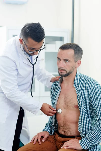 Lekarz Mundurze Badając Jego Pacjenta Stetoskop Szpitalu — Zdjęcie stockowe